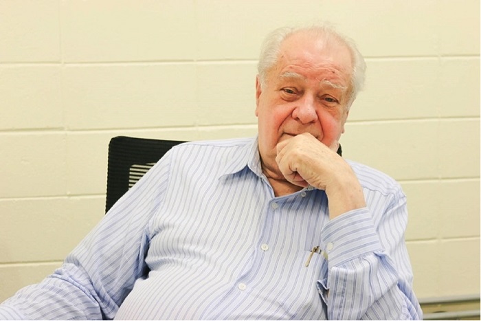 Foto do Prof. Rogério Cezar de Cerqueira Leite, publicada em seu blog em maio de 2017, quando ele decidiu encerrar a página. Os arquivos, para nossa sorte, seguem podendo ser consultados neste link: https://rogeriocerqueiraleite.com.br