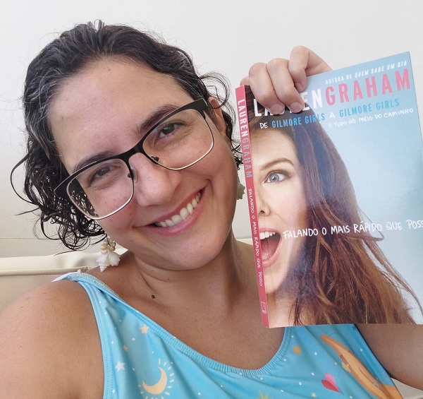 Eu e o livro de Lauren Graham, a eterna Lorelai Gilmore. Foto: blog da kikacastro