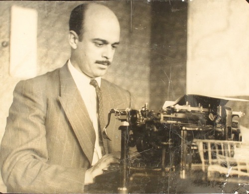 Murilo Rubião em seu apartamento da Rua Goitacazes, n. 90, em Belo Horizonte. Foto de 1948, fotógrafo não identificado. Disponível no acervo da UFMG.