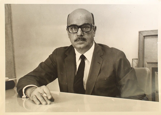 Murilo Rubião na sala do “Suplemento Literário” do Jornal Minas Gerais. Foto de 1968, fotógrafo não identificado. Disponível no acervo da UFMG.