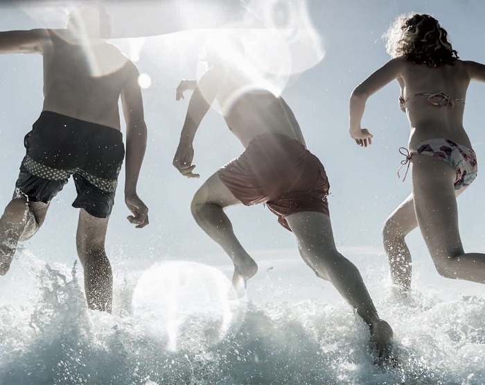 Foto da capa do livro "Três" da Europa Editions. No Brasil, a capa do livro da Intrínseca tem uma bela pintura de Brunna Mancuso.