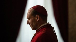 Ralph Fiennes é o protagonista de Conclave.