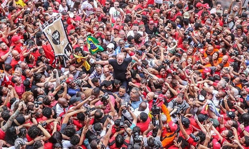 Lula recebe apoio de admiradores após deixar a prisão em 2019, um ano depois das eleições presidenciais em que ele poderia ter saído vitorioso de novo. Foto: Ricardo Stuckert