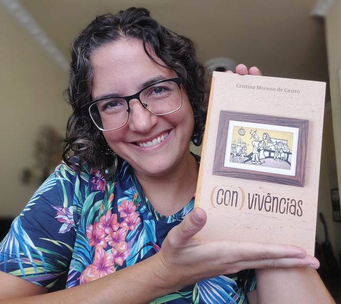 Cristina Moreno de Castro, a Kika, com seu primeiro livro de crônicas, (Con)vivências. Foto: arquivo pessoal