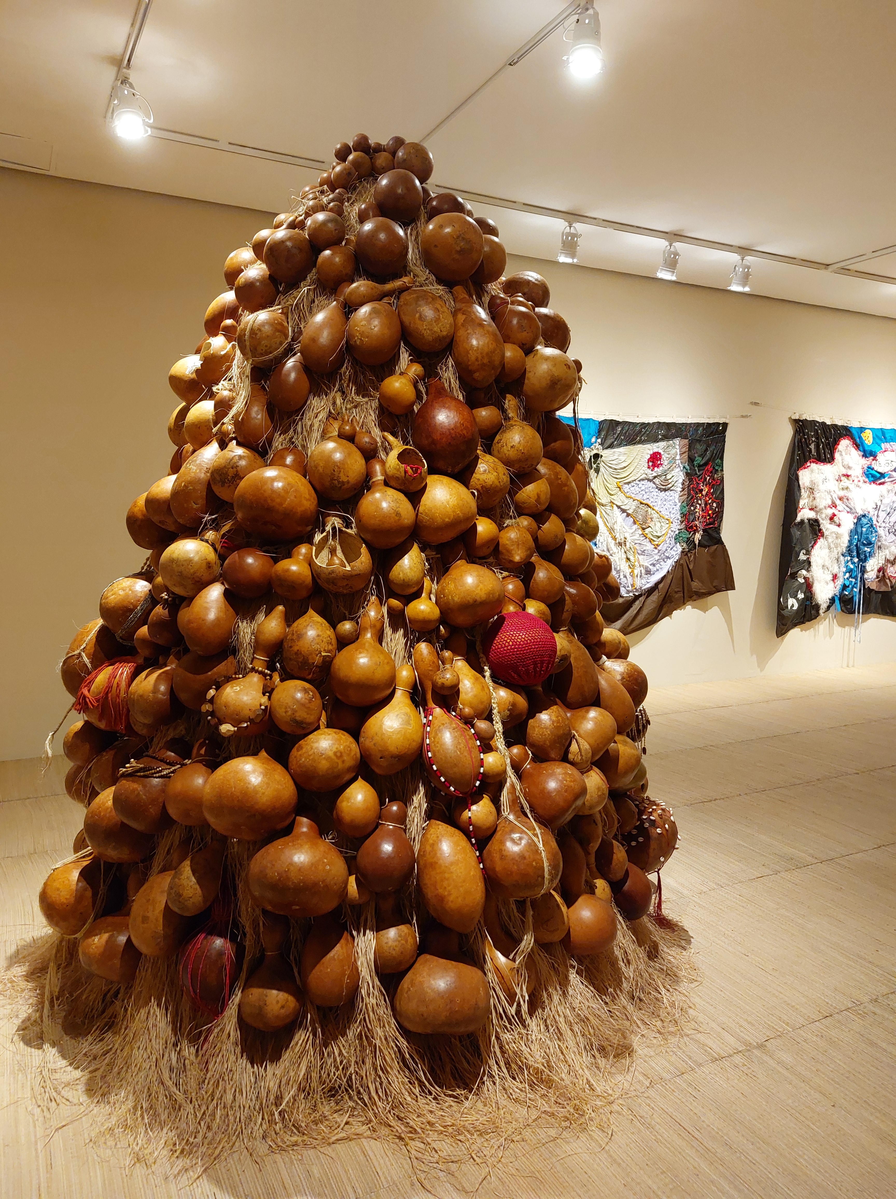 Obra da exposição Ancestral, no Centro Cultural Banco do Brasil de Belo Horizonte (CCBB-BH). Foto: CMC / blog da kikacastro - abril de 2025