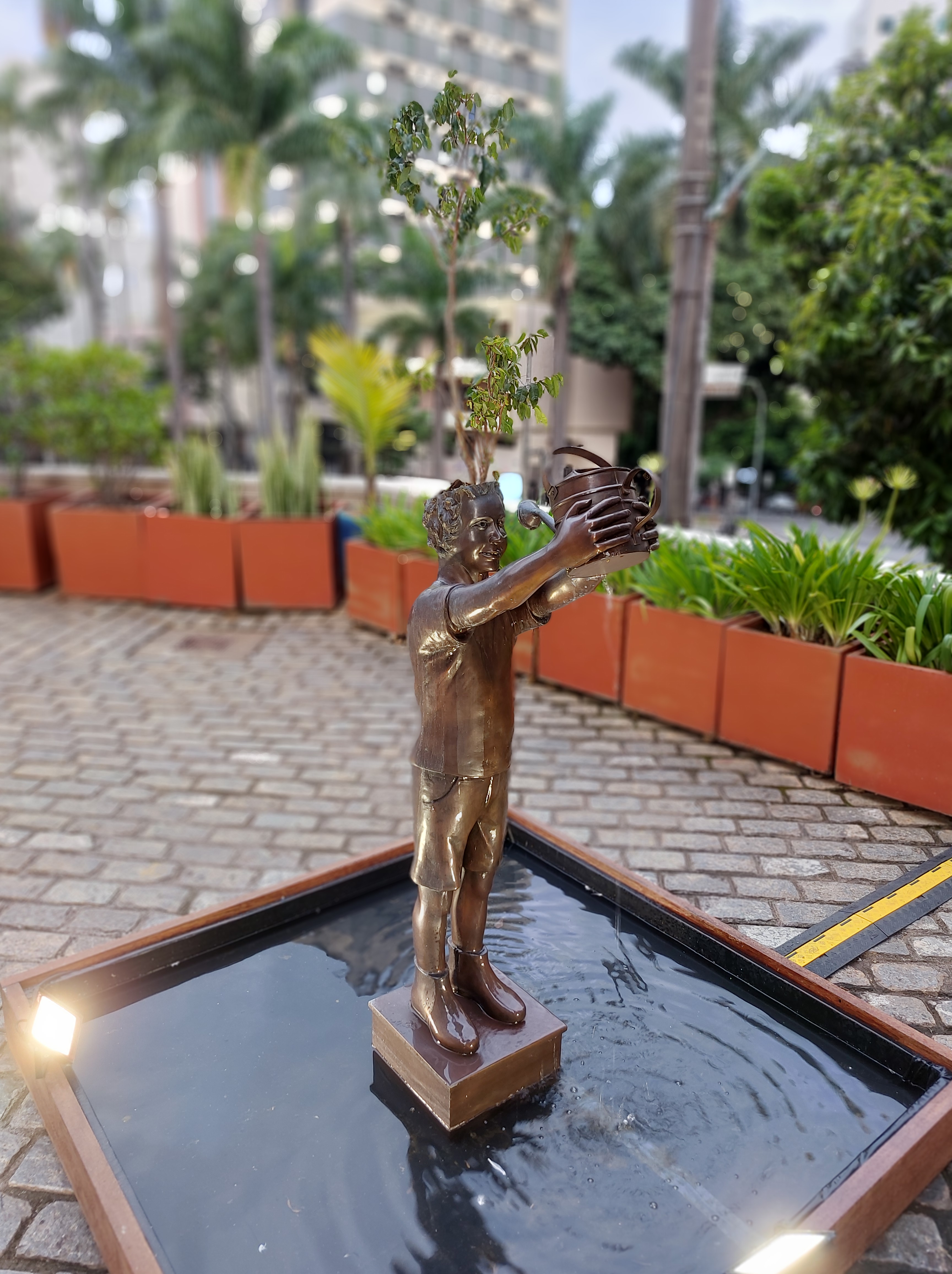 Escultura de Flávio Cerqueira, em exposição no Centro Cultural Banco do Brasil de Belo Horizonte (CCBB-BH). Foto: CMC / blog da kikacastro - abril de 2025