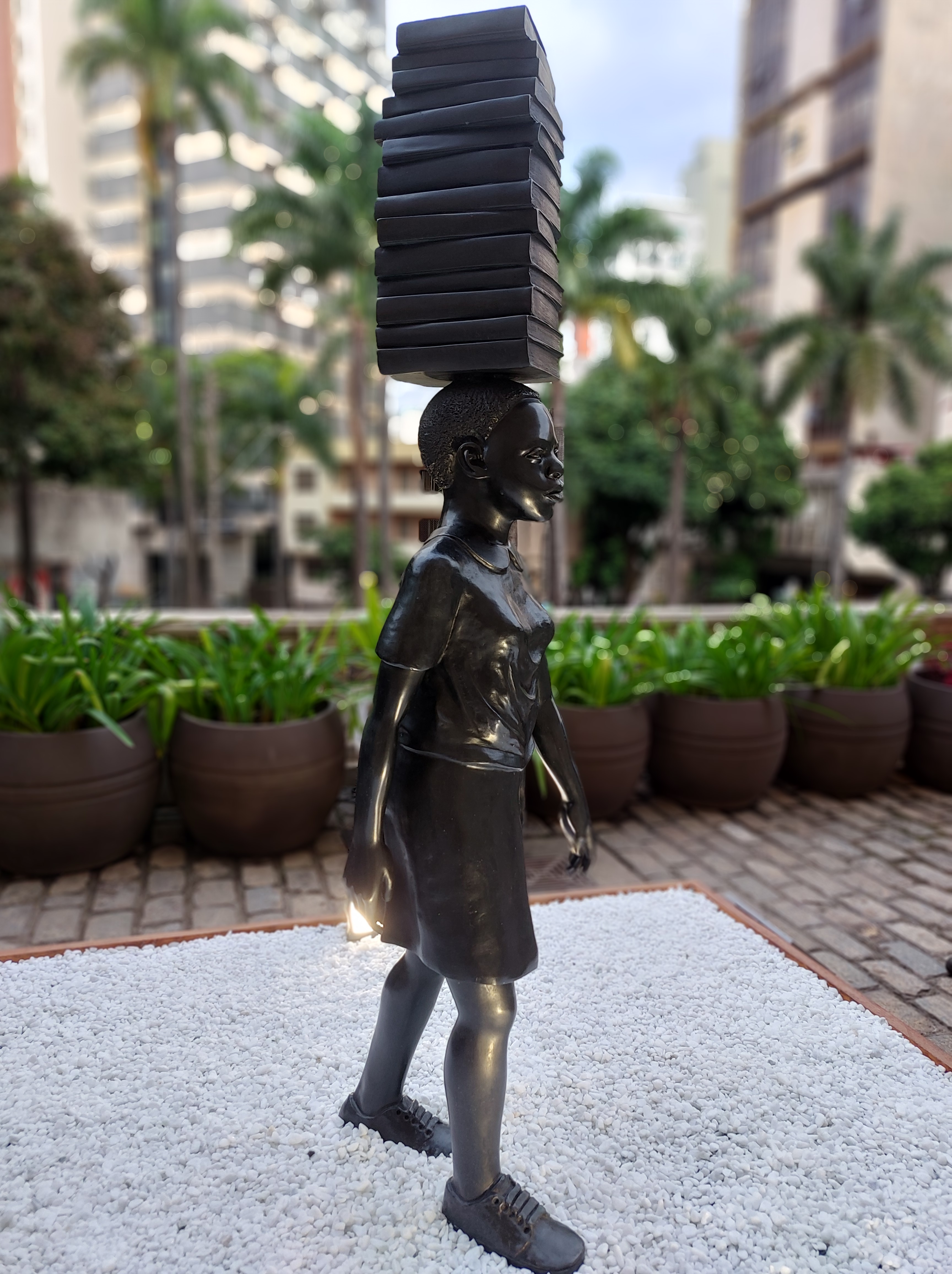 Escultura de Flávio Cerqueira, em exposição no Centro Cultural Banco do Brasil de Belo Horizonte (CCBB-BH). Foto: CMC / blog da kikacastro - abril de 2025