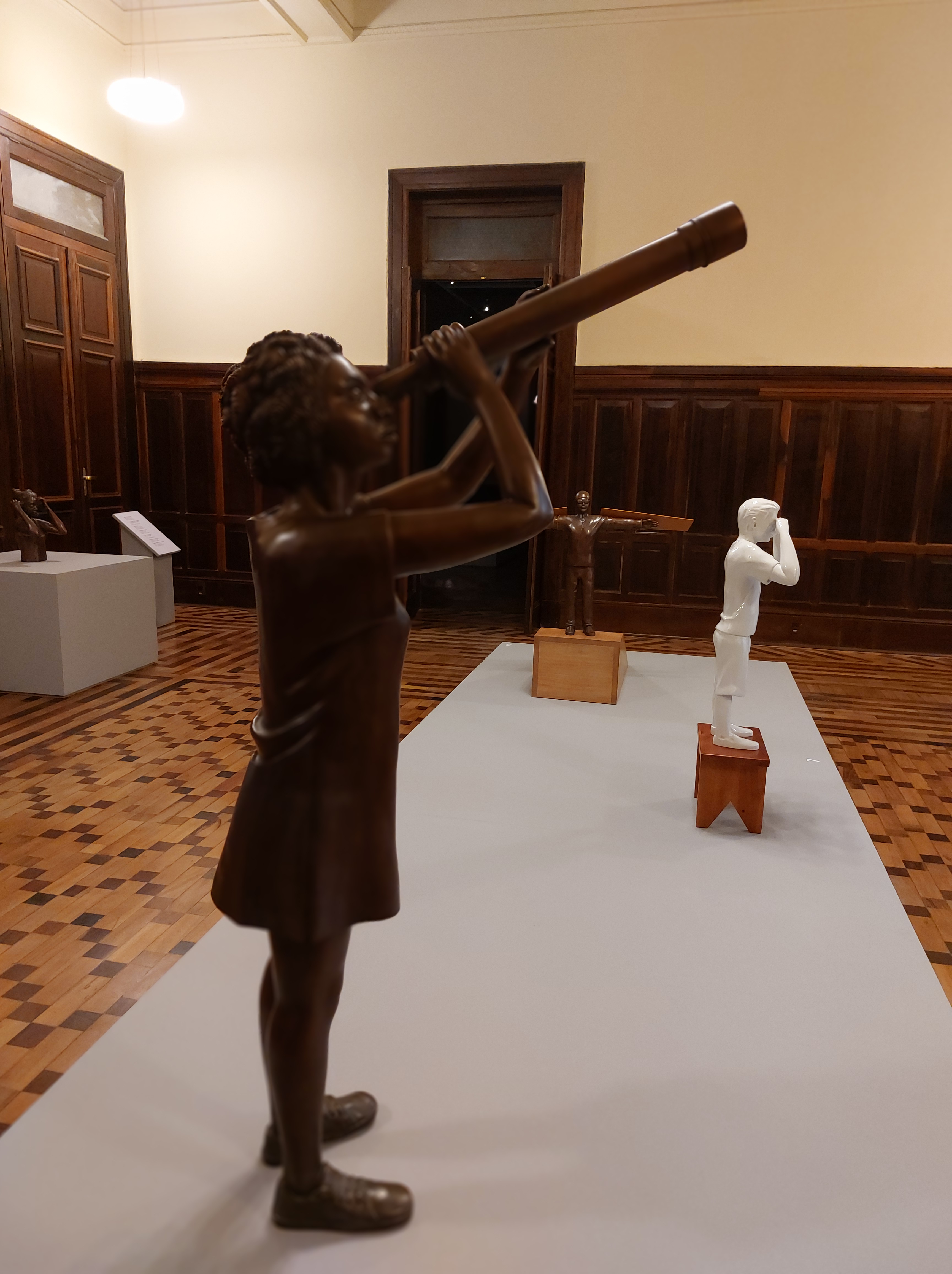 Escultura de Flávio Cerqueira, em exposição no Centro Cultural Banco do Brasil de Belo Horizonte (CCBB-BH). Foto: CMC / blog da kikacastro - abril de 2025