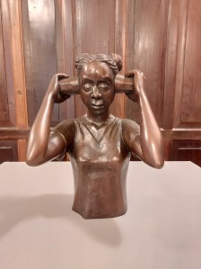 Escultura de Flávio Cerqueira, em exposição no Centro Cultural Banco do Brasil de Belo Horizonte (CCBB-BH). Foto: CMC / blog da kikacastro - abril de 2025