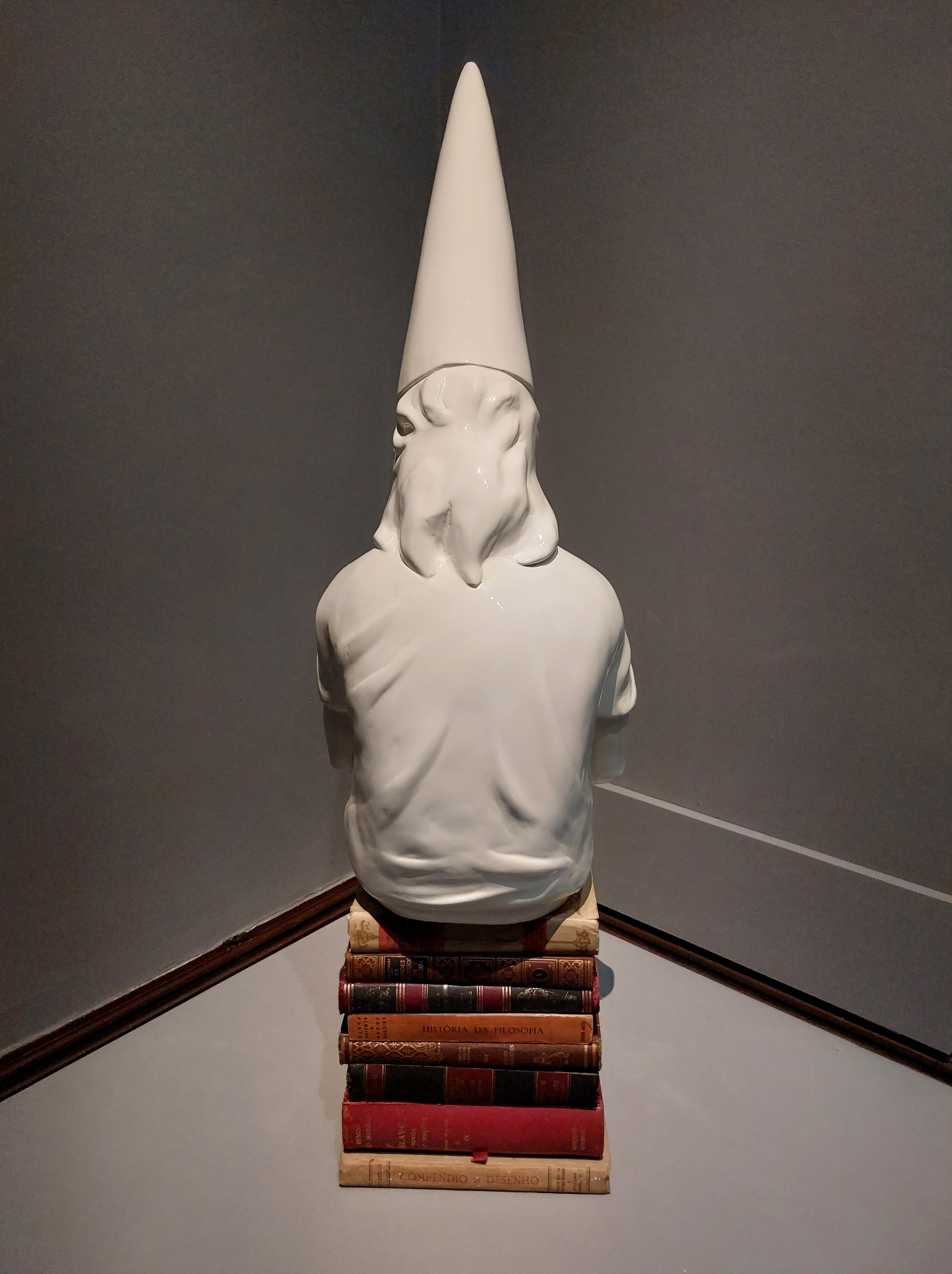 Escultura de Flávio Cerqueira, em exposição no Centro Cultural Banco do Brasil de Belo Horizonte (CCBB-BH). Foto: CMC / blog da kikacastro - abril de 2025