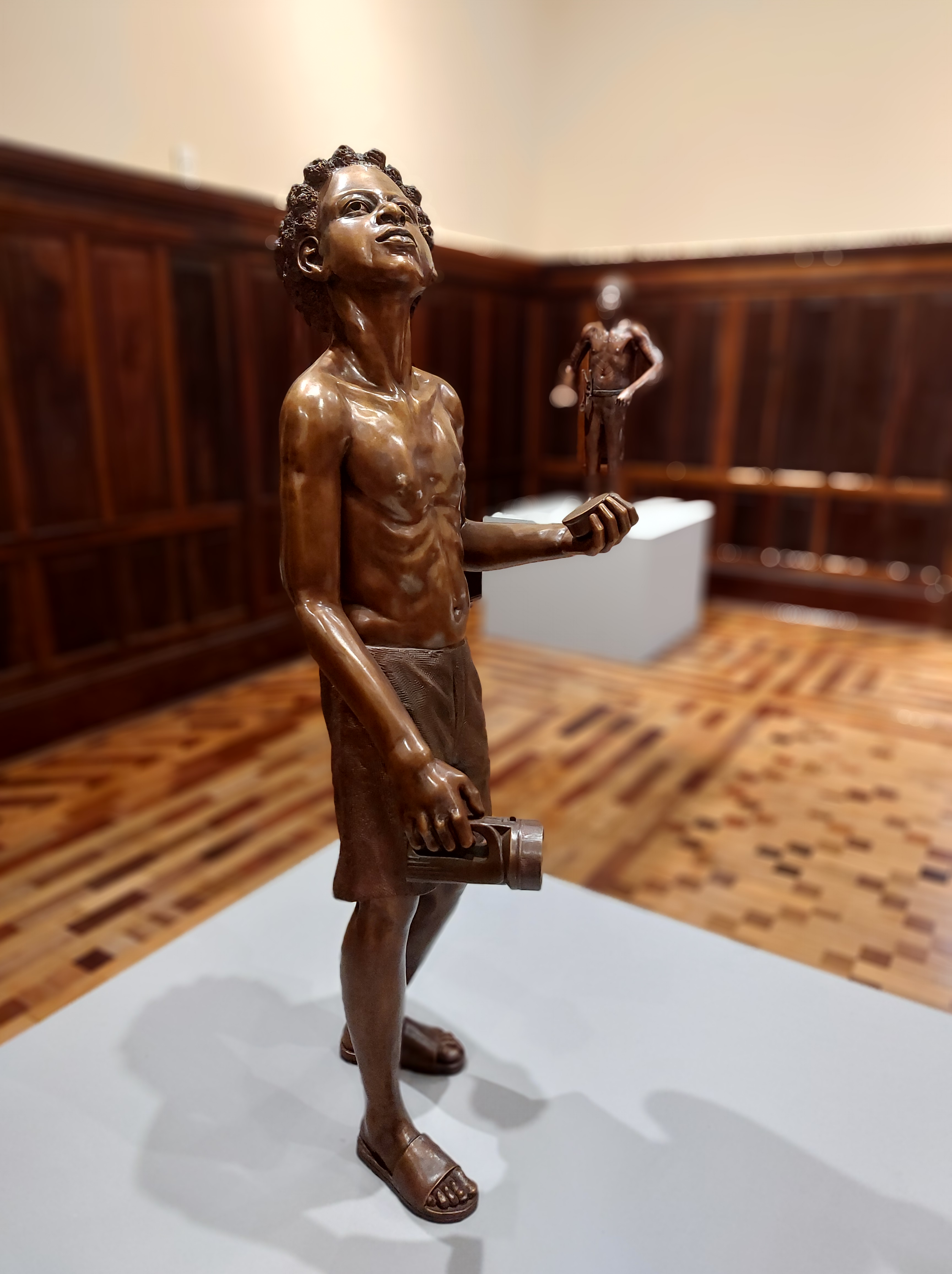 Escultura de Flávio Cerqueira, em exposição no Centro Cultural Banco do Brasil de Belo Horizonte (CCBB-BH). Foto: CMC / blog da kikacastro - abril de 2025