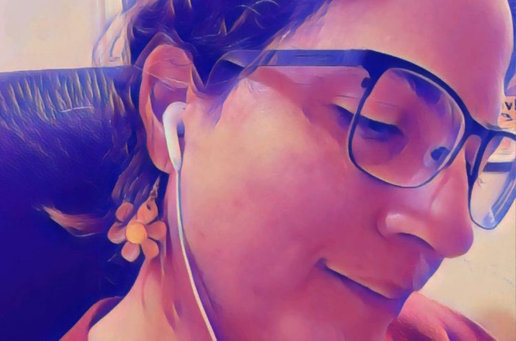 Eu ouvindo música no meu velho foninho de ouvido...