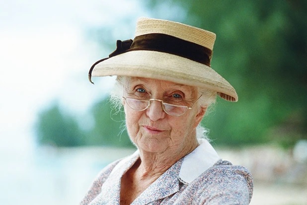 Joan Hickson foi uma das atrizes que deram vida a Miss Marple nas várias versões para TV e cinema da obra de Agatha Christie.