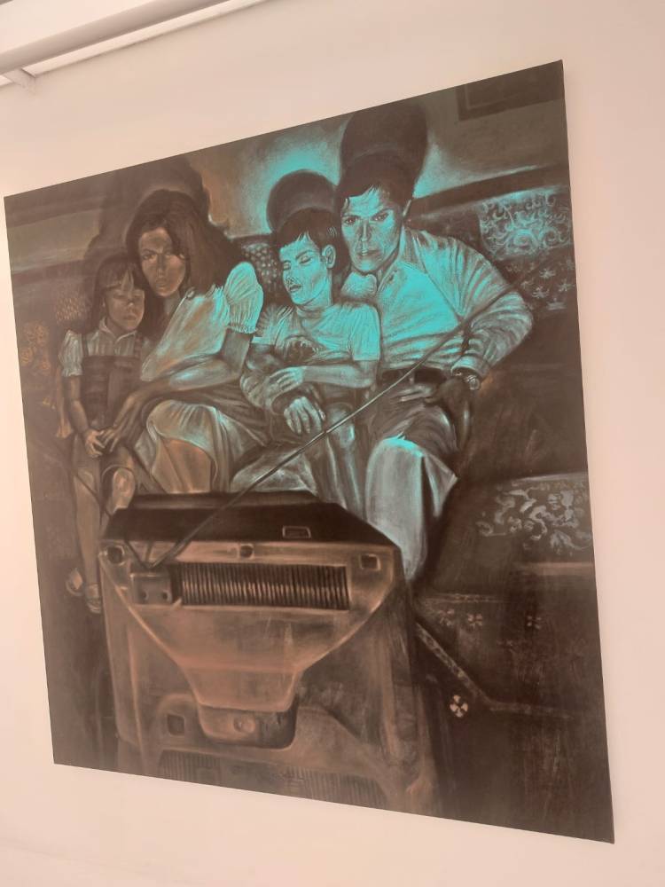 Obra TV, de 2014, presente na exposição Contrapontos e Contratempos, de Marco Paulo Rolla. Foto: CMC / blog da kikacastro