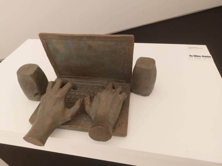 Obra "De mãos atadas", presente na exposição Contrapontos e Contratempos, de Marco Paulo Rolla. Foto: CMC / blog da kikacastro