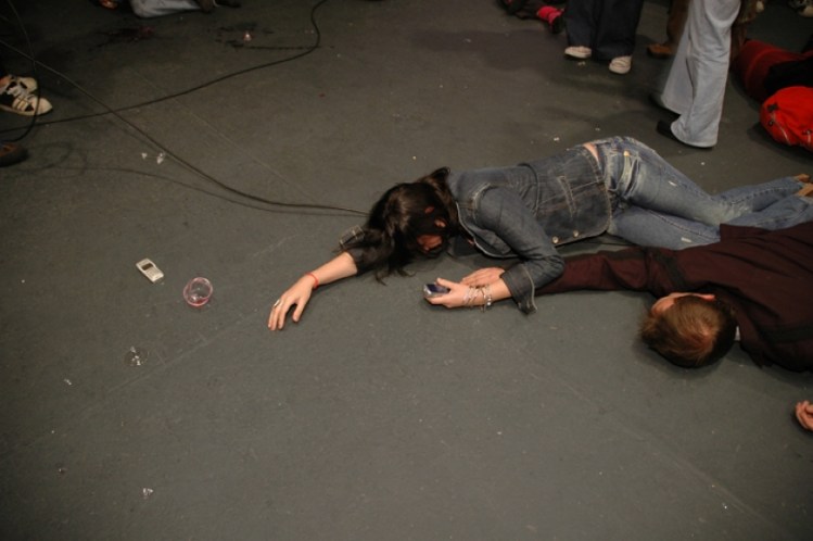 Cena da performance Urgência Social (2005), de Marco Paulo Rolla, presente em vídeo de 23 minutos na exposição Contrapontos e Contratempos.