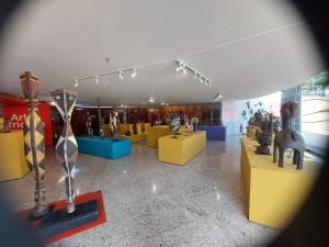 Exposição de máscaras africanas no Teatro Municipal de Araxá. Foto: CMC / blog da kikacastro