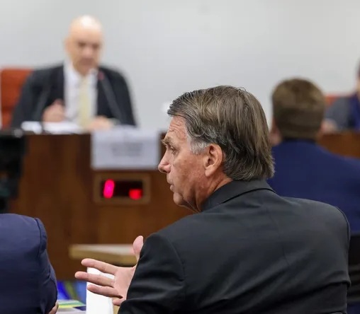 Jair Bolsonaro, com ministro do STF Alexandre de Moraes ao fundo. Foto: Gustavo Moreno/STF - 10.06.2025