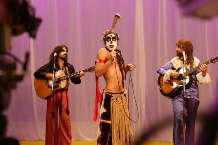 Cena do filme Homem com H, sobre Ney Matogrosso.