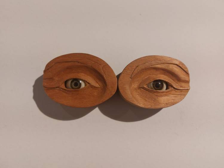 Obra "Vista" (2020-23), de Thiago Honório, artista do Carmo do Paranaíba (MG). Usa cristal, cedro e alumínio.