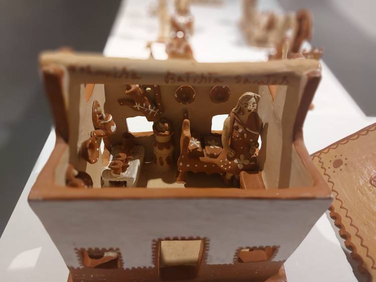 Obra Casa, da artista Noemisa Batista dos Santos, de Caraí (Vale do Jequitinhonha, MG), sem data.