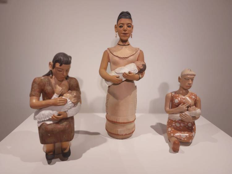 Três belas esculturas em cerâmica, de épocas diferentes. As duas mulheres amamentando são de 1970 e 2008, da artista Izabel Mendes da Cunha, de Itinga, no Vale do Jequitinhonha (MG). A outra obra, sem título e sem data, é da artista Placidina Fernandes do Nascimento, nascida em 1930 em Joaíma, também no Vale.