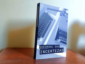 Livro Sucursal das Incertezas, de José de Souza Castro, em versão impressa.