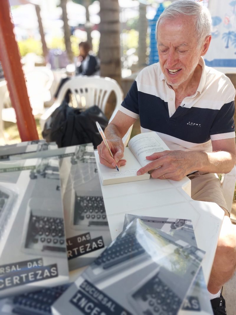 José de Souza Castro autografa seu livro impresso Sucursal das Incertezas (2025).