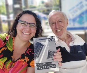 Cristina Moreno de Castro e José de Souza Castro, autores do Blog da Kikacastro, com o livro dele, Sucursal das Incertezas. Foto de 2025.