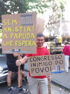 Cartaz no protesto contra a anistia a golpistas e a PEC da Bandidagem em BH. Foto: blog da kikacastro / CMC