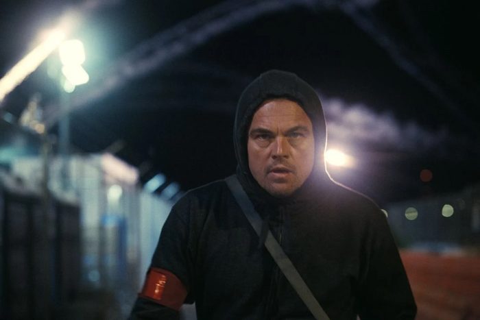 Leonardo DiCaprio no filme Uma Batalha Após a Outra.