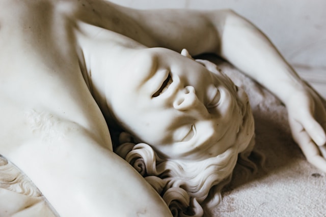 Foto de Olga Nayda, no Unsplash, usada pela editora Vestígio para a capa do livro "Velar por ela", de Jean-Baptiste Andrea.