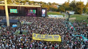 Faixa pede tarifa zero em BH durante o Festival Sensacional, show que lotou o Parque Ecológico da Pampulha, em junho de 2025. Foto: Tarifa Zero BH/Divulgação