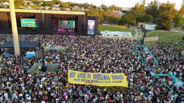 Faixa pede tarifa zero em BH durante o Festival Sensacional, show que lotou o Parque Ecológico da Pampulha, em junho de 2025. Foto: Tarifa Zero BH/Divulgação