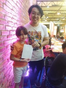 Luiz e Ricardo Tokumoto na oficina de tirinhas do FLI BH 2025. Foto: CMC / blog da kikacastro