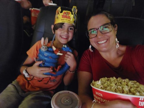 Luiz e eu no último sábado, vendo Zootopia 2 no cinema para comemorar o niver dele :)