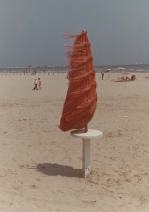 Esta imagem da capa do livro "O Colibri" é uma foto de 1972 de Luigi Ghirri, "Marina di Ravenna", cedida ao MoMA.