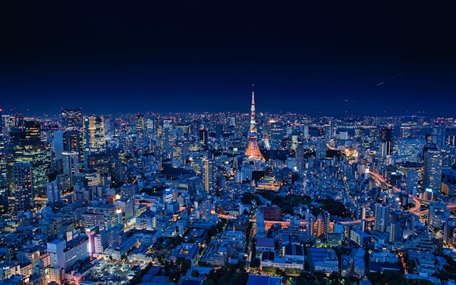 Noite de Tóquio, Japão, em foto de Takashi Miyazaki (Unsplash)