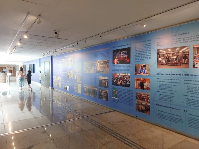 Exposição sobre os 4 anos da biblioteca do Centro Cultural Unimed-BH Minas foi montada em setembro deste ano, no corredor que leva para ela. Foto: CMC / blog da kikacastro