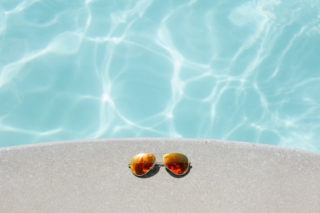 Óculos de sol, férias, descanso, verão, piscina, calor, folga, feriado, recesso. Foto: David Lezcano / Unsplash