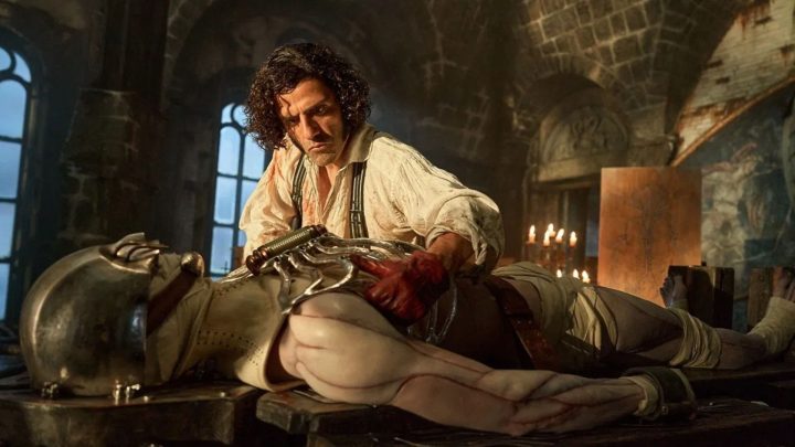 Cena do filme Frankenstein, de Guillermo del Toro, com Oscar Isaac no papel do cientista Victor Frankenstein.