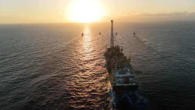 O navio-plataforma P-78 possui capacidade de produção de 180 mil barris de óleo, além de comprimir 7,2 milhões de m³ de gás diários. Foto: Divulgação / Petrobras