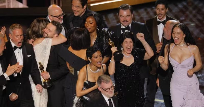 Produção e elenco de Uma Batalha Após a Outra logo depois de vencer na categoria principal de melhor filme de 2026 no Oscar.