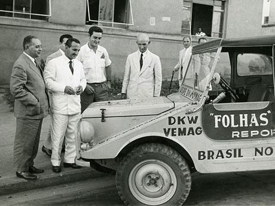 José Hamilton Ribeiro (sem gravata) ao lado de jipe da Folha, em 1958, no Mato Grosso. Foto: Antonio Pirozelli/Folhapress