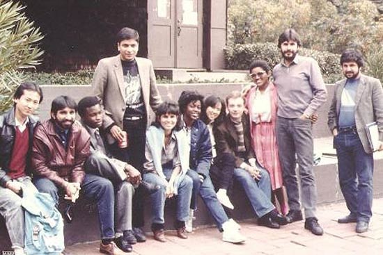 Maria Cristina Fernandes (quinta da esq. para dir.) aos 21 anos em intercâmbio na Universidade de Berkeley, 1988. Foto: arquivo pessoal
