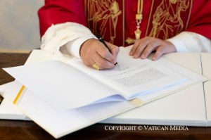 O papa Leão XIV assina sua primeira encíclica, em foto oficial do Vaticano.