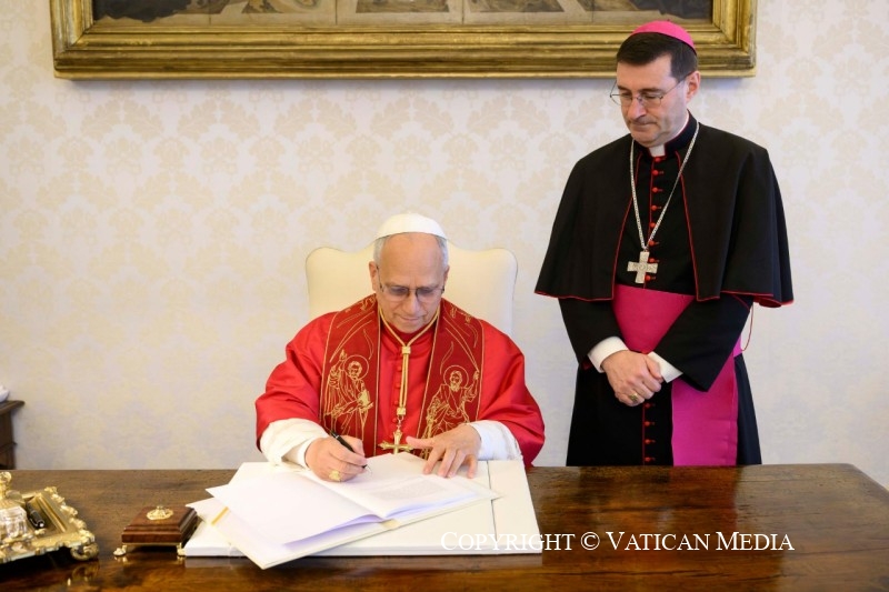O papa Leão XIV assina sua primeira encíclica, em foto oficial do Vaticano.