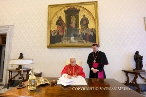 O papa Leão XIV assina sua primeira encíclica, em foto oficial do Vaticano.