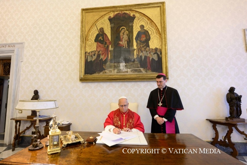 O papa Leão XIV assina sua primeira encíclica, em foto oficial do Vaticano.