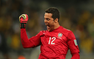 Goleiro Júlio César já usou uniforme vermelho pela seleção em 2014. Agora em 2026, CPF resolveu vetar a cor, em uma decisão claramente política. Foto: reprodução.
